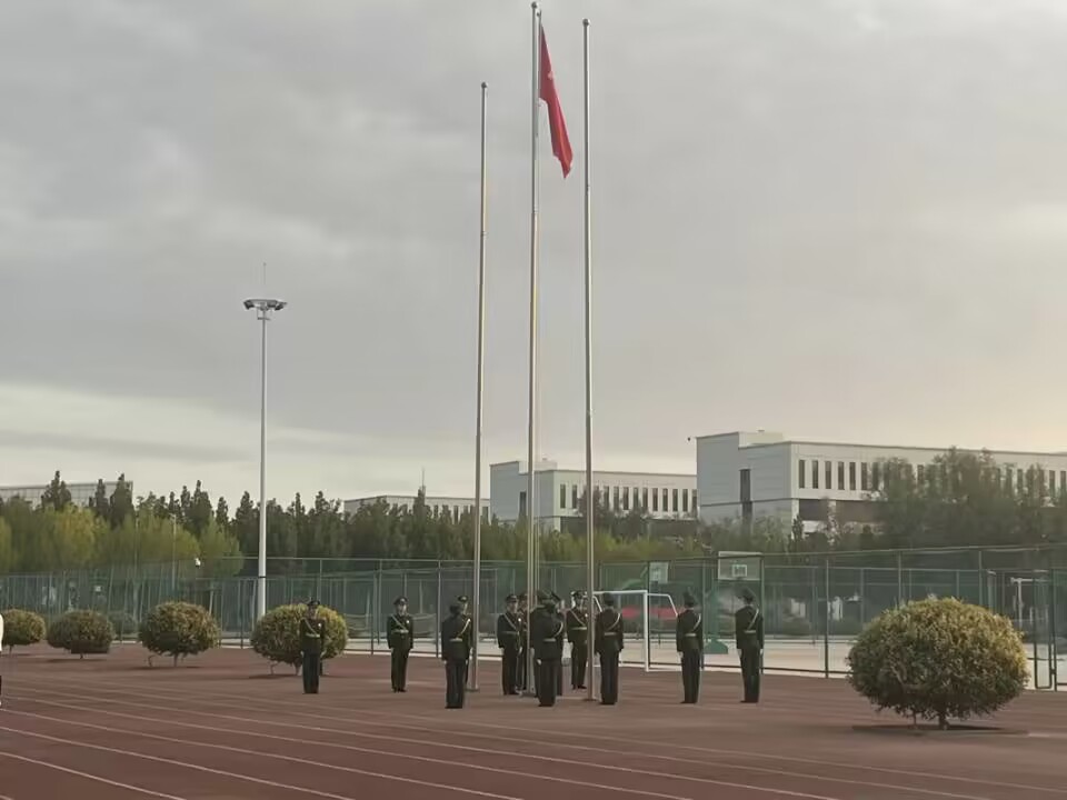 升国旗，扬国威——信息工程学院举办2023~2024学年第一次升旗仪式   